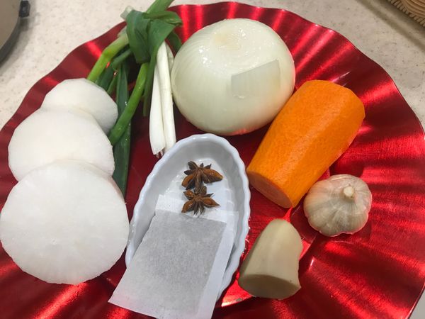 1蔥洗凈打結
2洋蔥整顆去皮
3蒜頭洗凈整顆
4紅白蘿蔔切大塊
5滷味包（偷懶買現成的）