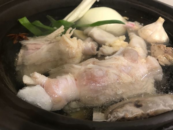 除了牛腩及紅白蘿蔔外，全部放入滾水中大火煮開轉小火熬煮二小時，夾出牛筋切小塊備用