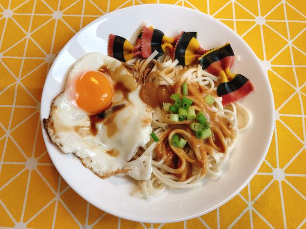 將熟麵條撈起，淋上麻醬，灑上蔥花。即可享用🎉