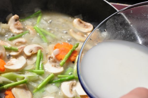 再將[奶油醬汁]倒入鍋中滾煮