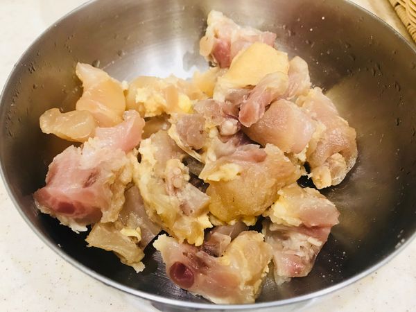 濾出半鍋的牛骨湯，加1/3鍋水，放入牛腩小火煮30分鐘放入牛筋再煮20分鐘，加入適量的塩及鰹魚粉調味完成清燉牛肉湯。
麵條分開煮