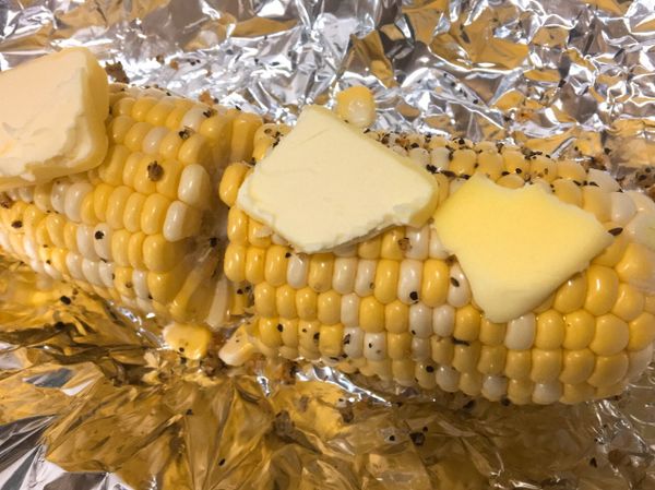 玉米分段洗淨後鋪鋁箔紙
灑上蒜香胡椒鹽粒
放上無鹽奶油