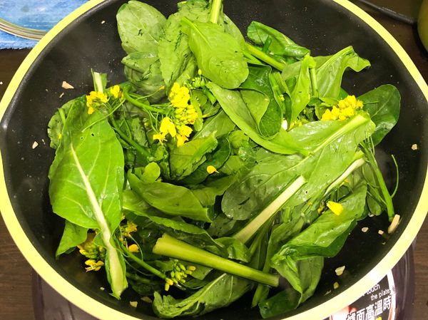 再加入葉子、鹽巴拌炒
再蓋上蓋子悶煮1分鐘就可以起鍋