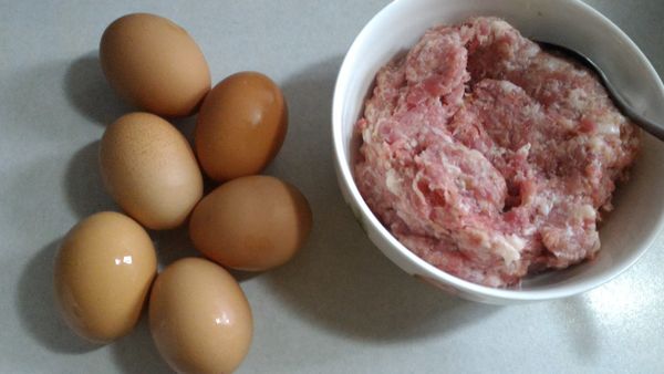 前一天先把豬絞肉跟薑泥跟所有的調味料攪拌均勻，放冰領藏。
https://www.youtube.com/watch?v=A7ufArrtfZs&amp;feature=youtu.be