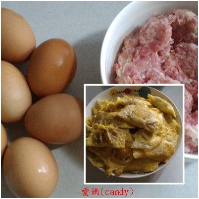在鍋子淋上點油，(全程使用小火)。用湯匙緊貼鍋子慢慢倒下一匙蛋液，等表面稍微凝固以後(蛋皮煎不圓也沒關係的)，舀一小匙絞肉放在蛋皮1/3的位子，趁蛋液還未全熟就一氣呵成！把蛋皮對折，用湯匙把邊緣稍微壓平，讓蛋皮黏合成蛋餃的樣子，在兩面煎金黃酥香即可。放量以後分袋密封。隨時可享用。