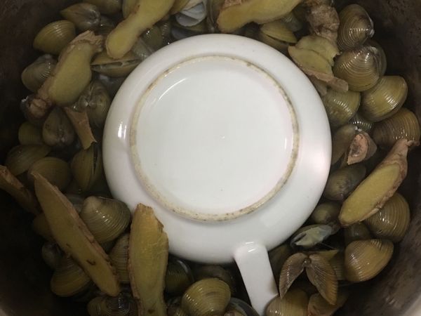 把黃金蜆吐沙
外殼洗淨
拿鍋子 
中間放一個陶瓷碗倒扣
黃金蜆倒進去