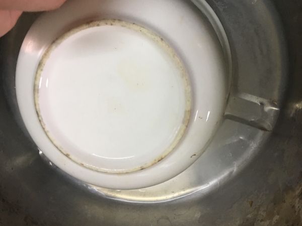 沒東西 接著 碗拿起來 
小心別燙到