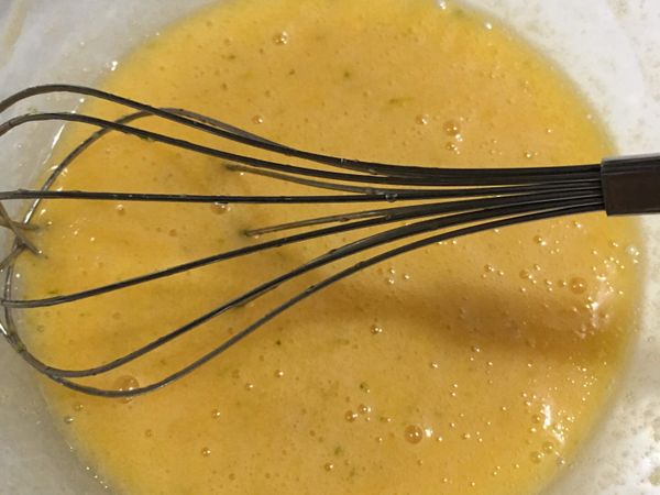 將細砂糖與雞蛋充分攪打，接著把檸檬汁、檸檬皮屑、蜂蜜一同加入拌勻。