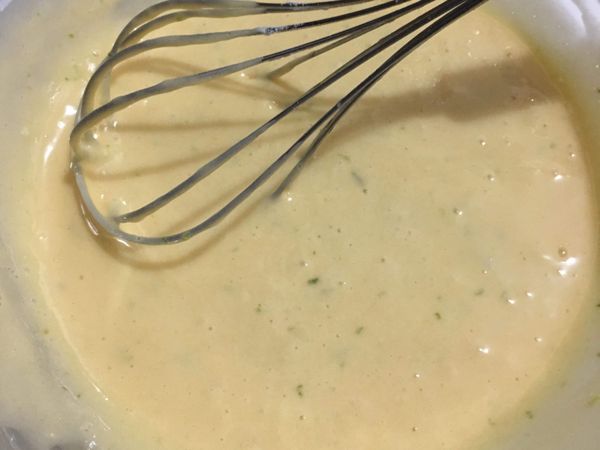 拌至無粉粒後，另外將奶油以隔水加熱、微波等方式融化備用。