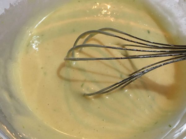 將融化奶油沖入已完成的麵糊中充分攪拌均勻。完全混合後，蓋上保鮮膜，放入冰箱靜置冷藏。