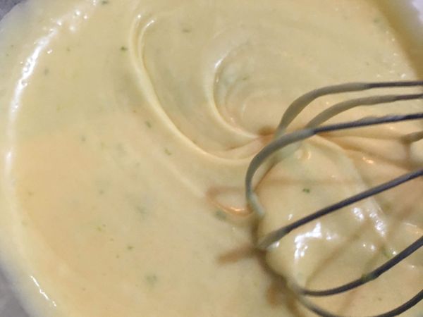 這是靜置約半小時的麵糊，明顯更黏稠順滑，此時烤培出來的瑪德蓮也會成功，但味道與質地差強人意，建議可以靜置一晚是更好的選擇。