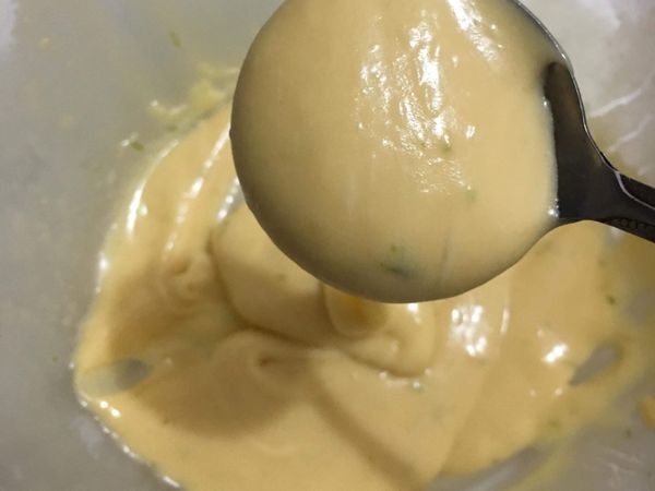 這是靜置一晚的麵糊，顏色更為飽和、檸檬與蜂蜜的香氣更為均勻顯著。