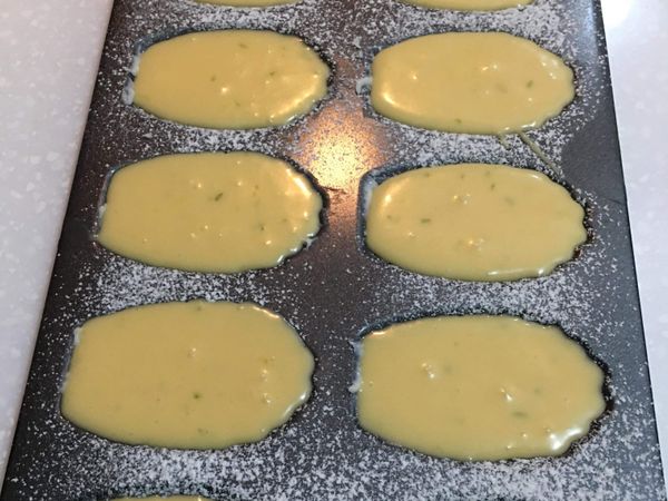 將麵糊挖入約7-8分滿，填入後的麵糊會逐漸攤平模具。