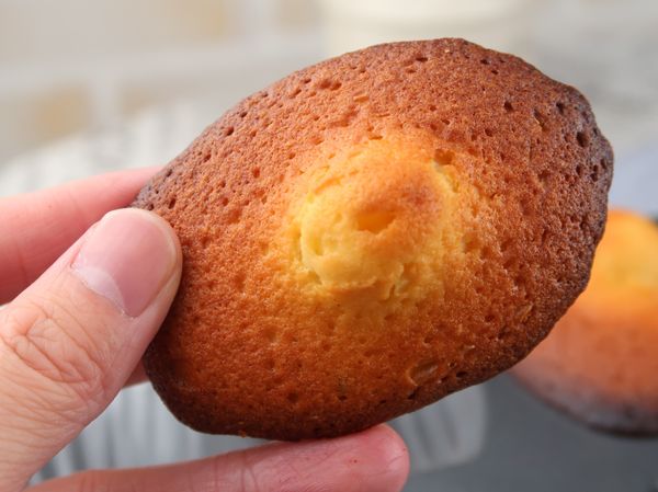 成功的瑪德蓮有著凸起的小肚臍，非常可愛。現吃有外酥內軟的口感，一般這種常溫蛋糕，建議放一陣子讓其回油，口感會更一致。