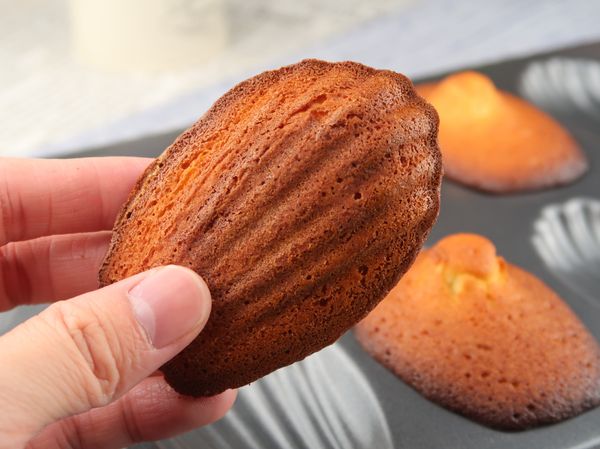 貝殼狀紋路清晰，有點小氣孔屬正常現象。