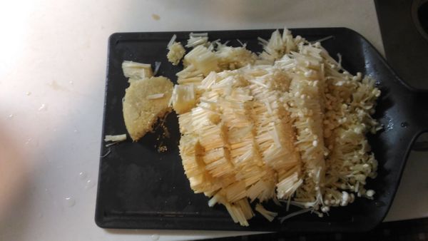 金針菇切碎備用。