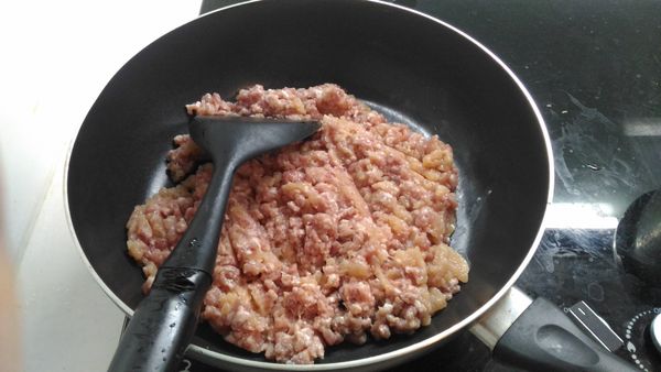 將絞肉炒至飄出香味。