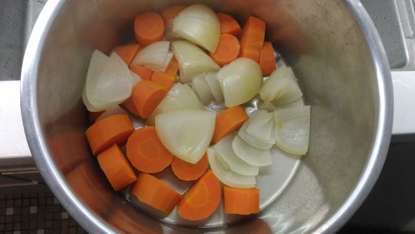 將蒸好的胡蘿蔔和洋蔥打成泥或切碎，倒入菜餚增加甜味。