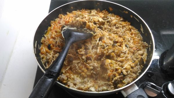 將步驟1,3,4倒入混合，煮至收汁(泡菇水和醬瓜的水一並倒入)。