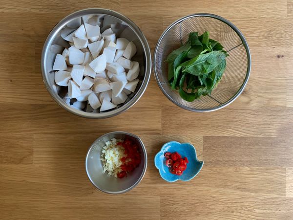 將杏鮑菇切成跟雞肉差不多大小的滾刀塊，蒜頭和半支辣椒切細末，剩下半支辣椒切成圈狀，九層塔摘出嫩葉後洗淨瀝乾。

p.s. 嗜辣者可自行增加辣椒的量。