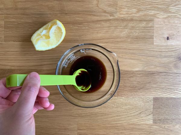 醬汁材料除米酒外混合均勻，米酒要熗鍋出香味所以現在先不加入。