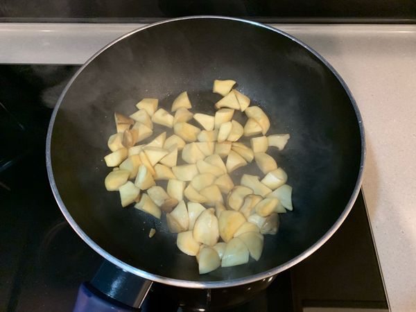 鍋中加入1大匙油，將杏鮑菇炒至軟化出水，這裡我加了1/2小匙醬油增色，嫌麻煩可以省略。然後炒至水份略收乾。