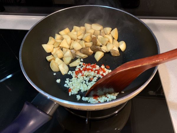 接著再加1大匙油炒香蒜末辣椒末。