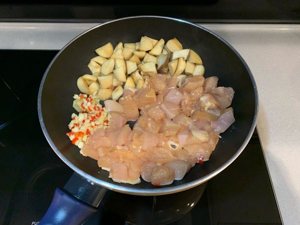 加入雞胸肉攤平，煎約1–2分鐘後再翻面。