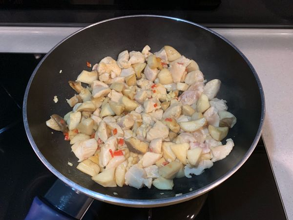 雞胸肉翻面後和所有材料一起拌炒。