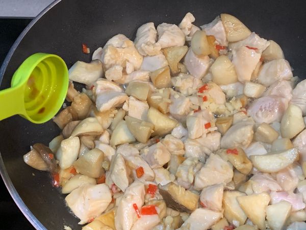 從鍋邊熗入米酒。