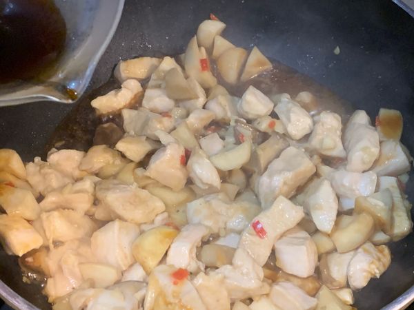 倒入醬汁拌炒均勻。