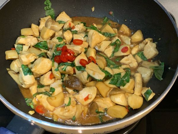 湯汁稍微收濃後加入九層塔和辣椒圈，拌炒一下即可關火盛盤。喜歡口味更酸一點的話，在熄火後可再擠入一些檸檬汁，這樣會更酸辣夠味喔！