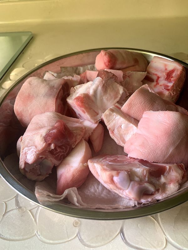 材料 :
豬手仔 2磅
水 4杯(約1000 ml)
花椒 1茶匙
八角 2粒
桂皮 19g
月桂葉 2片
海鹽 1茶匙
冰糖 1粒
梅酒 300 ml