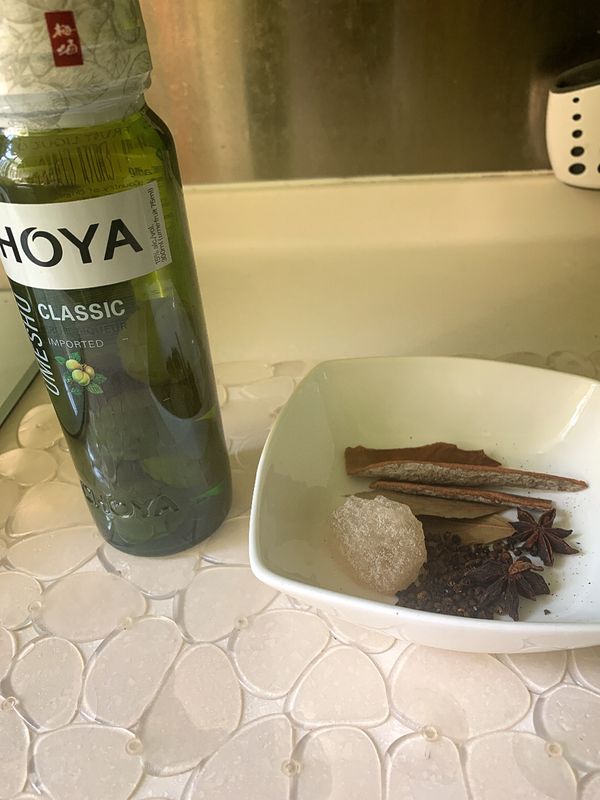 1. 豬手仔解凍，洗淨，將豬手仔汆水，盛起，瀝乾水份，待用。