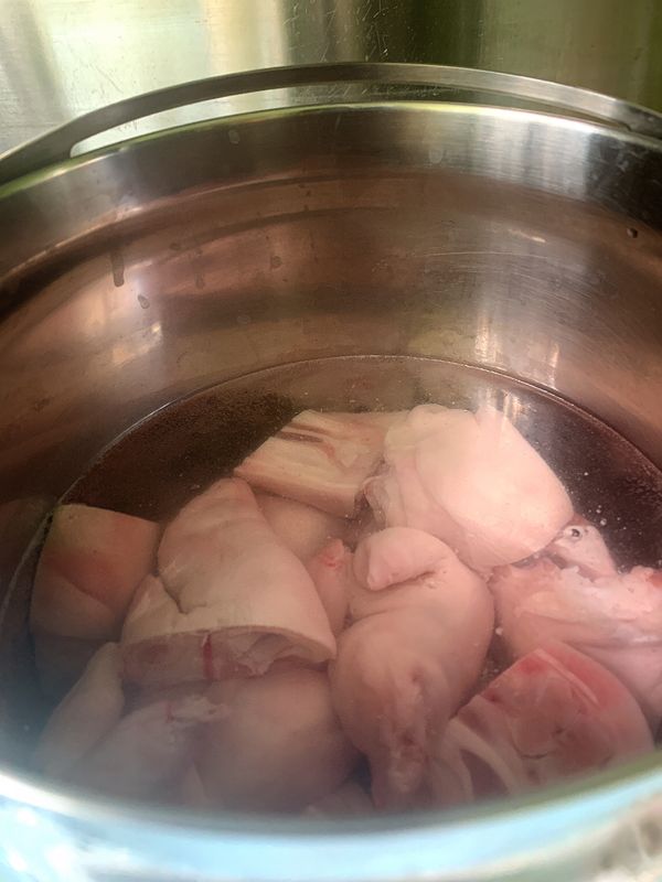 2. 煲一鍋水，放下豬手仔(水要蓋過豬手仔)，中大火煲滾，蓋上煲蓋，轉小火，煮約30分鐘，熄火，不要打開煲蓋，焗30分鐘；打開煲蓋，取出豬手仔，用食用冰水浸至冷卻，瀝乾水份，放涼，備用。