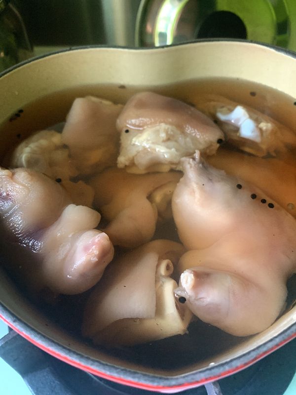 3. 將花椒、八角、桂皮、月桂葉、冰糖及水放入煲內，大火煮滾，轉小火煲約1小時，灑上海鹽調味，放涼，加入梅酒及樽內的梅；放入豬手仔浸最少3小時(過夜更佳)，即成。