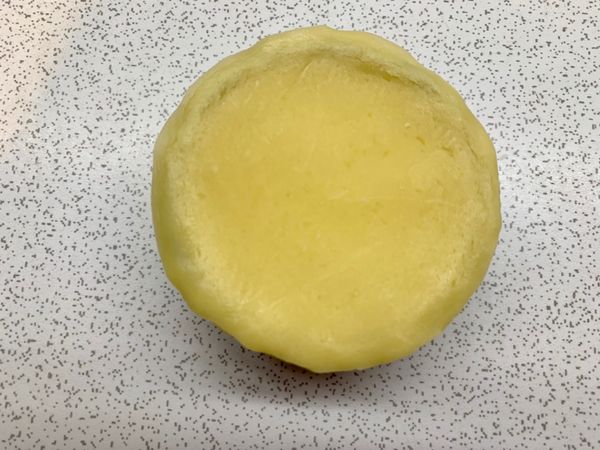 再蓋上塔皮（上下捏合）
（桿平塔糰用比塔盒寬的模具壓出ㄧ⭕️片）