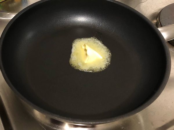 先將奶油倒入鍋內熱鍋