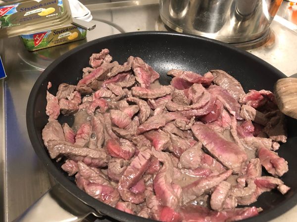 牛肉先下鍋炒半熟，加入調味料，盛盤備用