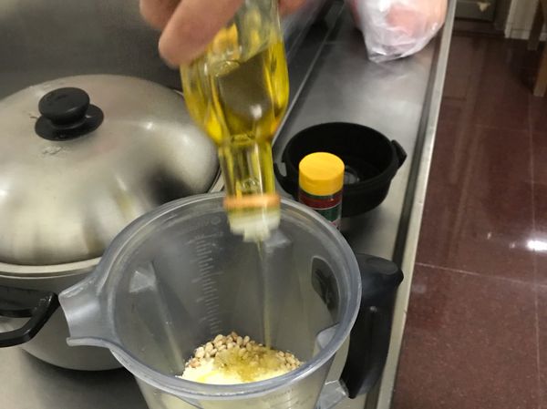 將Parmesan cheese 跟橄欖油放入攪拌均勻成青醬即可