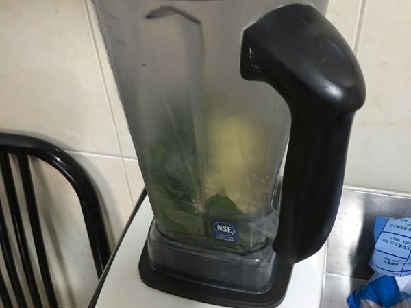 攪拌時因為葉子比較輕稍微攪拌一下在用果汁機攪碎。