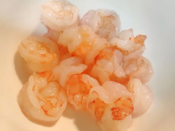 蝦子去殼去腸泥開背
用滾水燙20秒，撈起瀝乾後備用
★蝦也可換成蟹肉或是魚肉塊