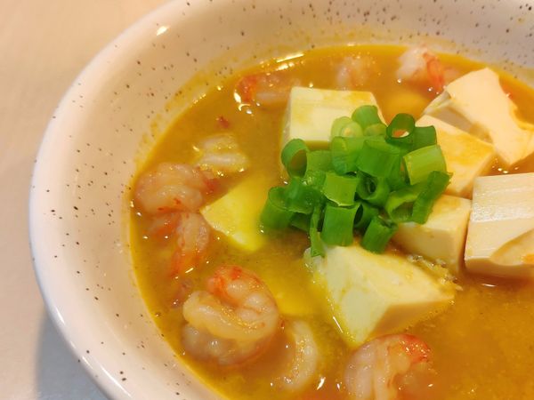 倒入水、待煮滾後加入雞蛋豆腐
以鹽、白胡椒粉、醬油做調味（調味料份量視個人口味不同斟酌）
★ 可另外放青豆仁添色、增加口感

起鍋前滴些許香油點香
將湯汁瀝出，加入少許玉米粉 / 太白粉芶薄芡後再淋上
最後加入蔥花點綴擺盤