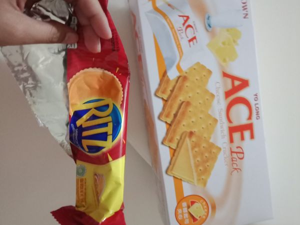 我是用這兩種起司夾心餅乾，先把起司夾心餅乾內餡挖進一旁放奶油乳酪的盆子後，把餅乾裝進塑膠袋敲碎。（消化餅直接敲碎即可）