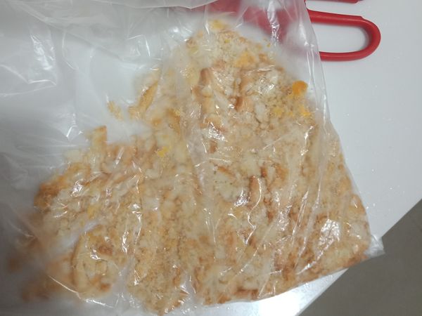 把餅乾敲碎後加入35g已融化奶油