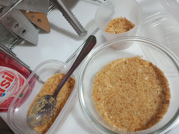 把餅乾倒入容器並用湯匙將他們壓平