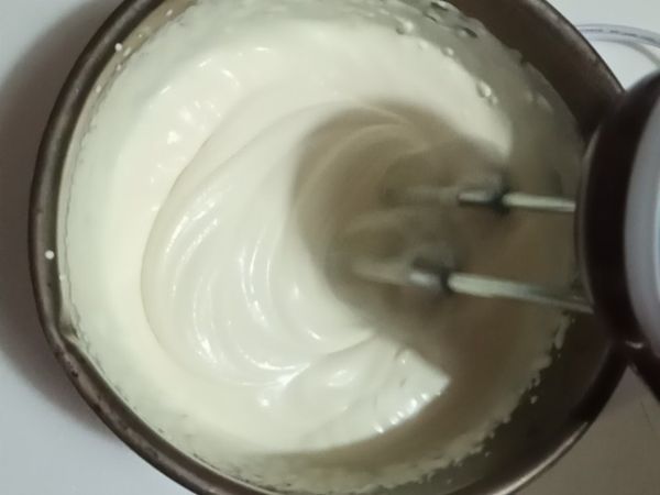 把鮮奶油打到有紋路而且紋路不會消失的程度，拿到冰箱置放