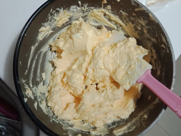 把奶油乳酪切小塊跟糖均勻攪拌，所有的夾心內餡也挖出放入均勻攪拌，這時把6g吉利丁粉先泡25g的水讓他膨脹