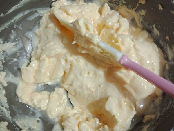 讓吉利丁膨脹後先隔水泡熱水成液體狀加入攪拌