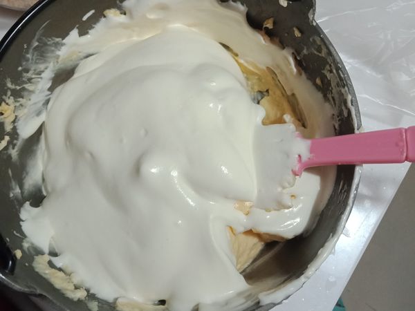 把冰箱鮮奶油拿出倒入並攪拌均勻